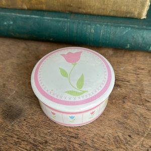 VINTAGE Tulip Round Trinket Box Pill Box
